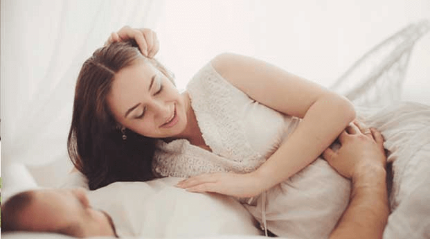 Posisi Bercinta yang Aman Saat Baru Hamil 8 Bulan