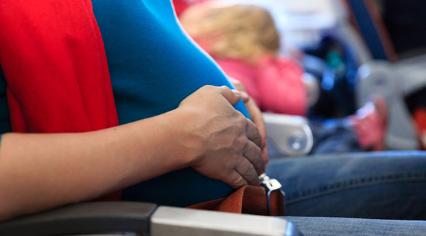 Pahami Keamanan dan Persiapan Naik Pesawat Saat Hamil